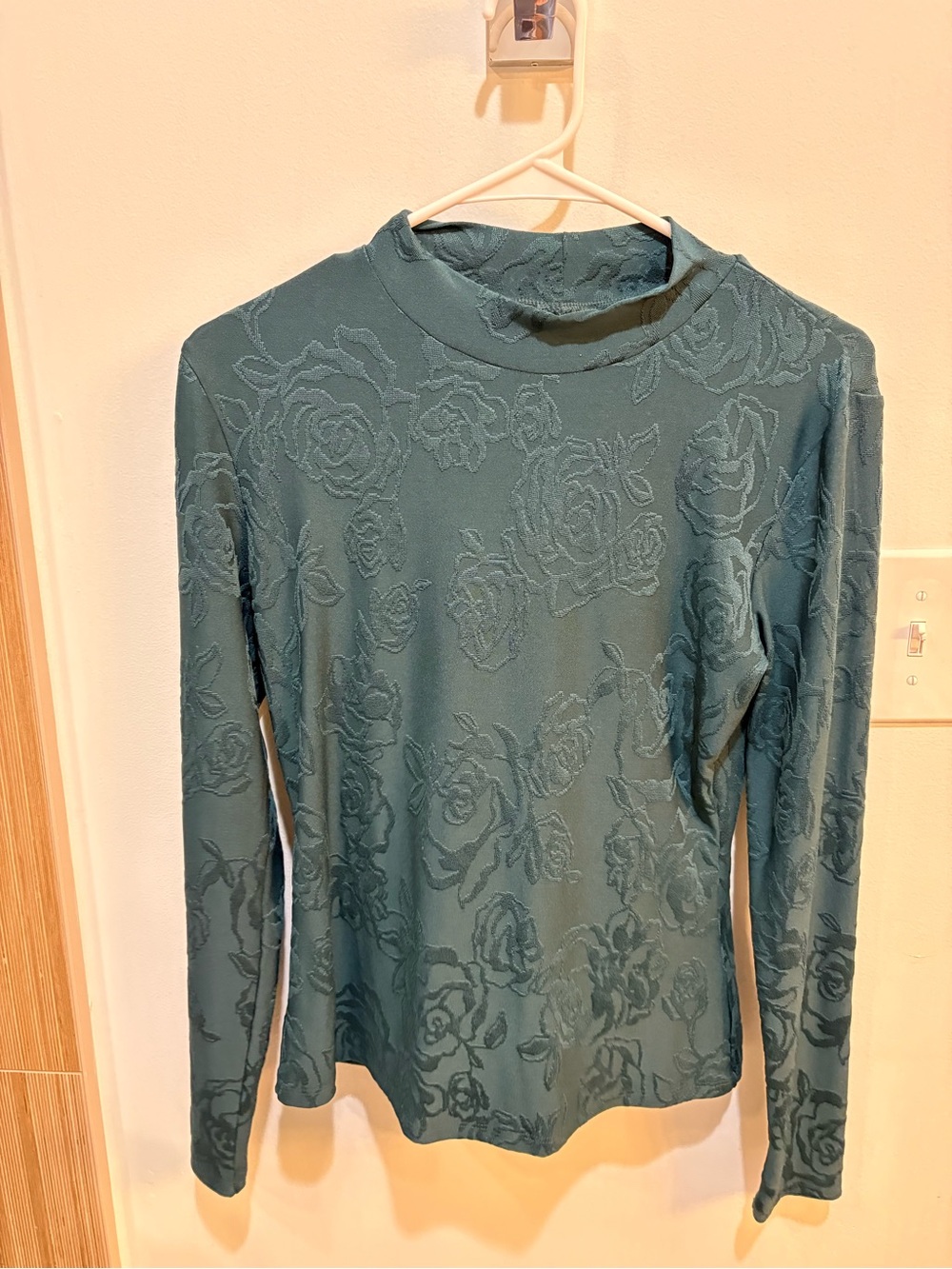 RW&CO Extended-Sleeve Mock-Neck Burnout Top Green M